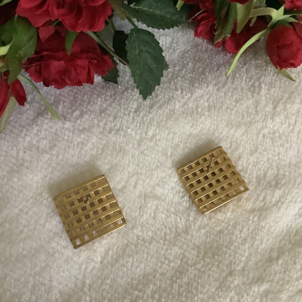 Vnt. Avon Pierced Gold Earrings - Picture 2 of 6